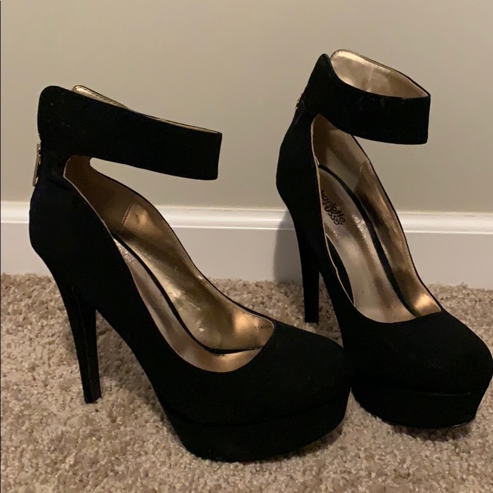 Black pumps